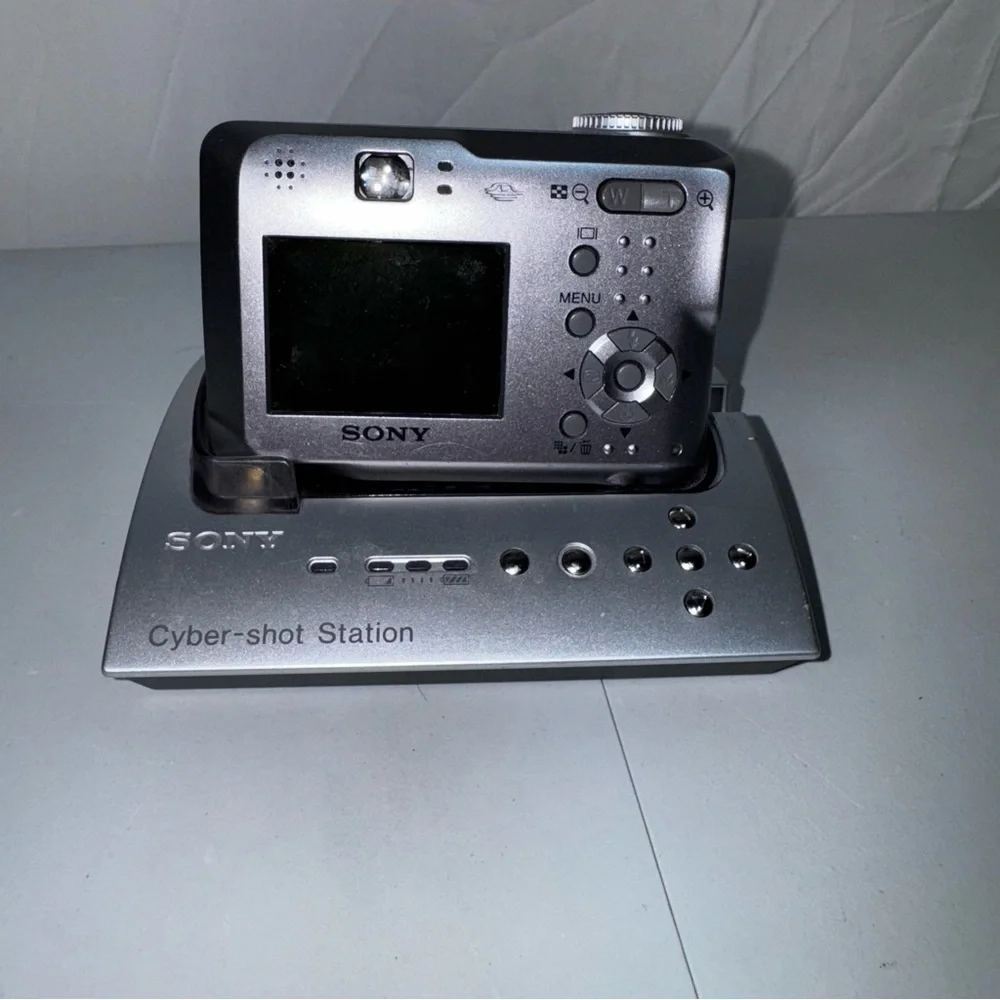 Sony‎ CyberShot DSC-S60 4.1MP Digital Camera w/ Base Docking Station